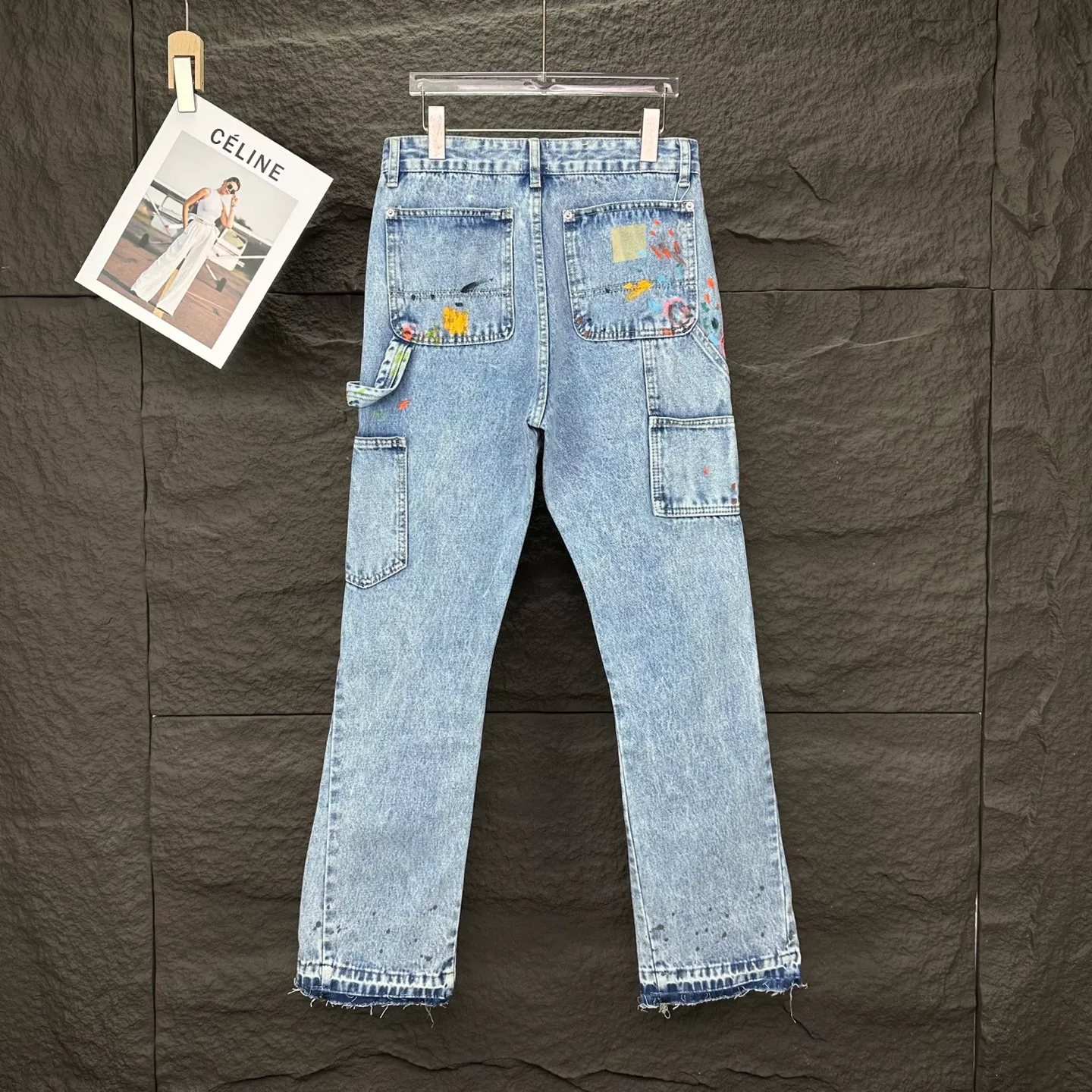 P250 GALLERY DEPT. 2025 new splash-ink graffiti splicing couple style loose washed bootcut jeans 🔥High version🔥High version🔥 Top ceiling quality Styles with different washed textures, very friendly to people with thin legs and thick legs, the bootcut version is very flattering to the leg shape Moderate length that never goes out of style, easy to match with casually, basic styling for various styles, a must-have in the wardrobe! The fabric is stiff but also makes the upper body soft without losing texture. The washing process is even more perfect. It is a must-have item for everyone! ! ! Washed wheat, hang tag, pants label, complete with three labels Color: light blue Size: 28, 30, 32, 34, 36 (five sizes)